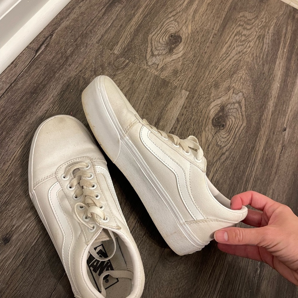 Vans White Low-Top Sneakers Sleek Minimalist Design